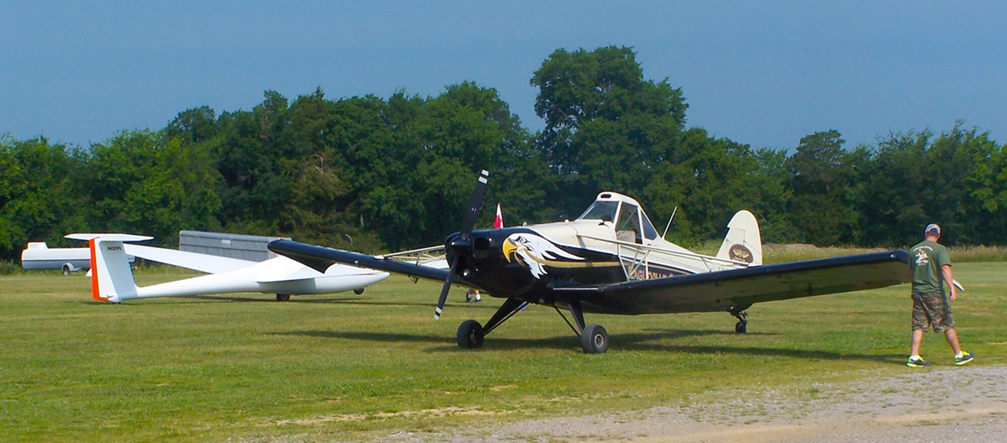 Glider and tow plane are ready
