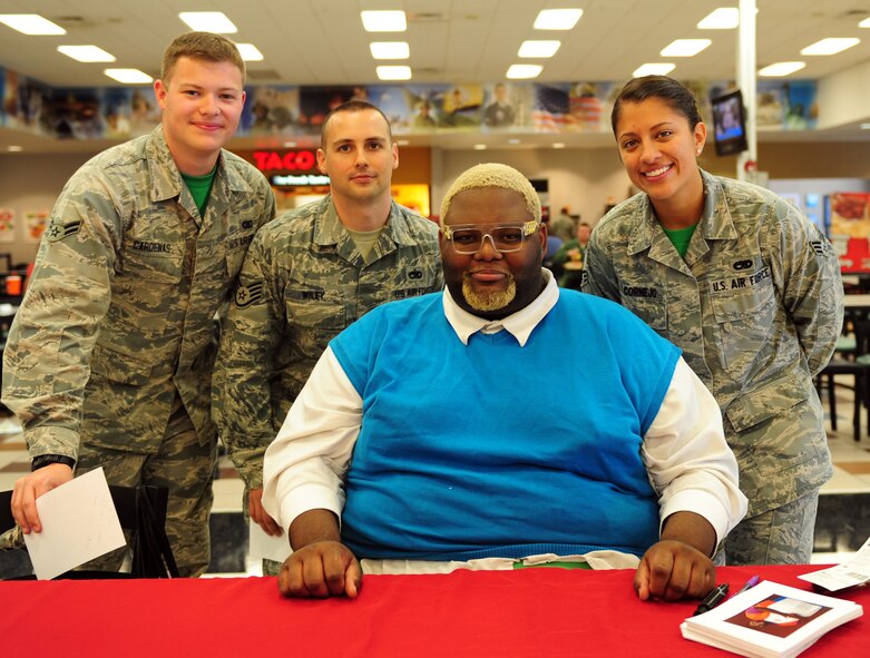 Airmen pose for a photo with Willie Mike, MasterChef competitor, during an autograph signing in the Exchange Aug. 15, 2014, at Dyess Air Force Base, Texas. Willie Mike, commonly referred to as “Big Willie,” spent the day interacting with Airmen. He also held an autograph signing at the Exchange before cooking. (U.S. Air Force photo by Senior Airman Kia Atkins/Released)