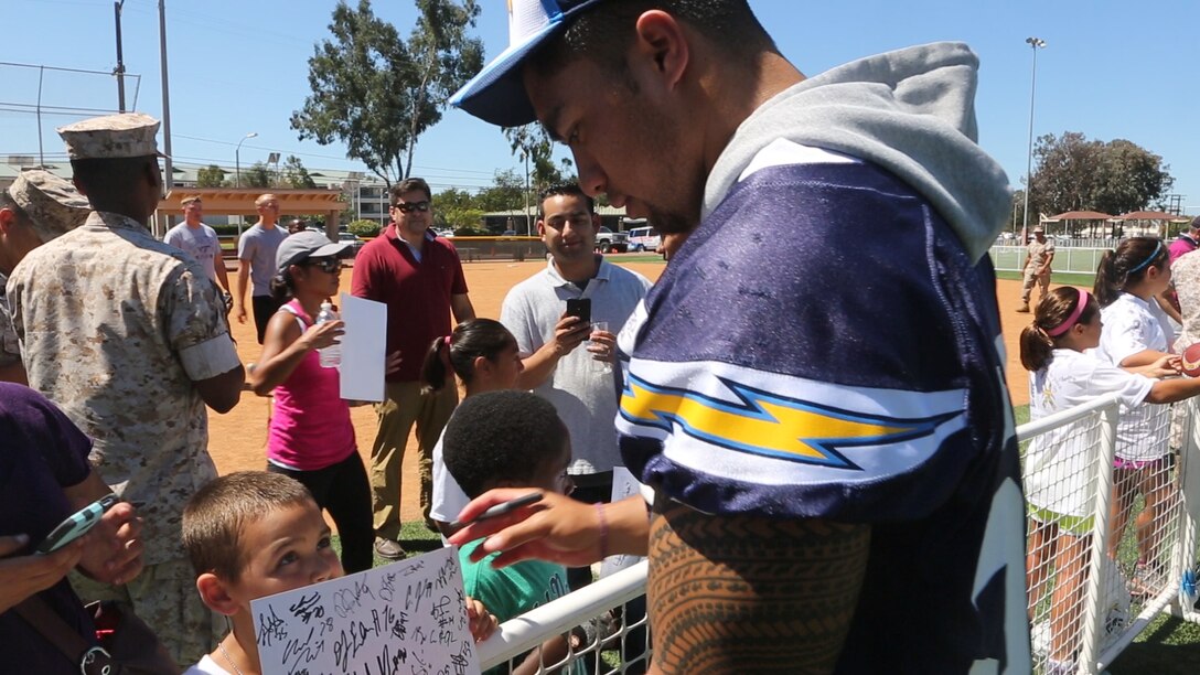 Manti Te’o, a San Diego Chargers’ linebacker, signs an autograph for a child during a military appreciation day aboard Marine Corps Air Station Miramar, Calif., Aug. 27. The Chargers practiced with the MCAS Miramar Falcons before socializing with fans.