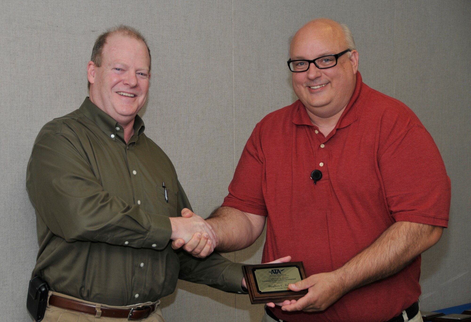 Stephen Salita (right), with the ATA Information Technology and Systems Department; accepts the ATA Technical Excellence in Engineering of the Quarter Award from Scott Bartlett, the ATA Performance Management Department chief engineer.