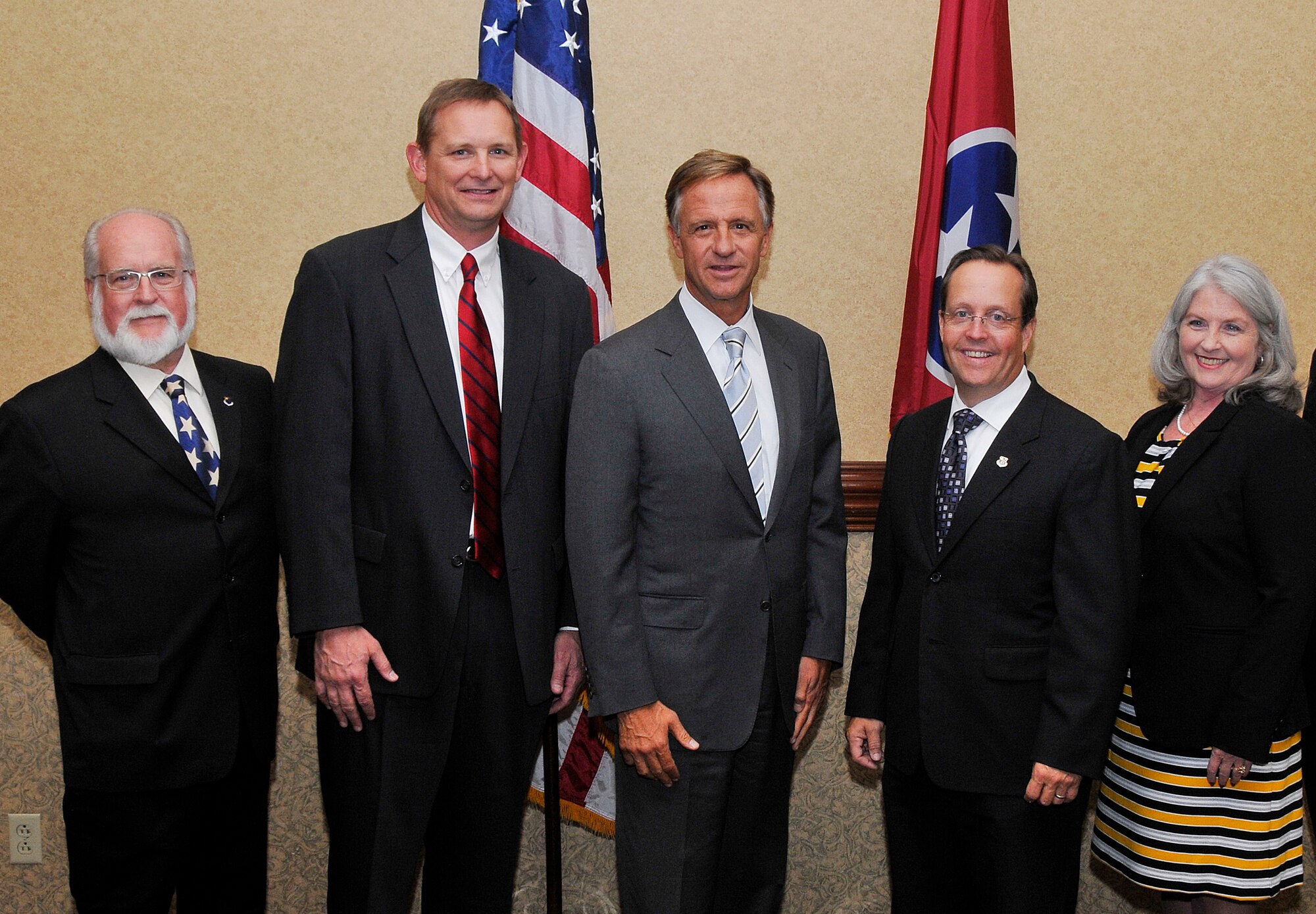 The Arnold Community Council (ACC), a community group that supports the AEDC mission, recently announced their 2015 ACC officers. Pictured here with Tennessee Governor Bill Haslam (third from left) at the recent ACC Dinner, is (left-right) Claude Morse, secretary; Jim Herron, vice president; Jim Jolliffe, president; and Pruda Ross, treasurer. (Photo by Rick Goodfriend)