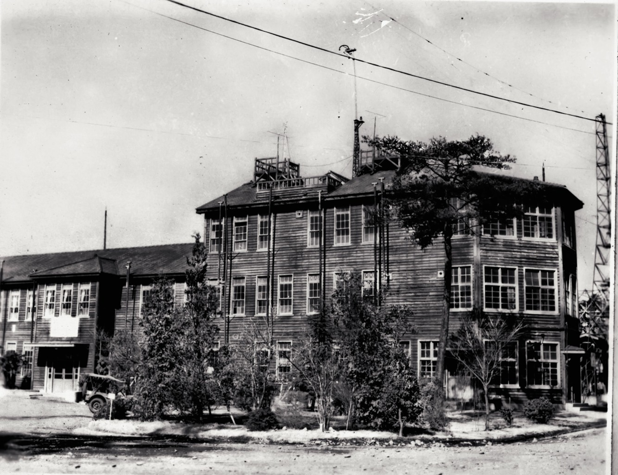Yokota's original headquarters building as it appeared in late 1945. All
wartime facilities built by the Japanese army were taken over and used by
the incoming American forces. (U.S. Air Force photo courtesy of the 374 Airlift Wing
History Office)