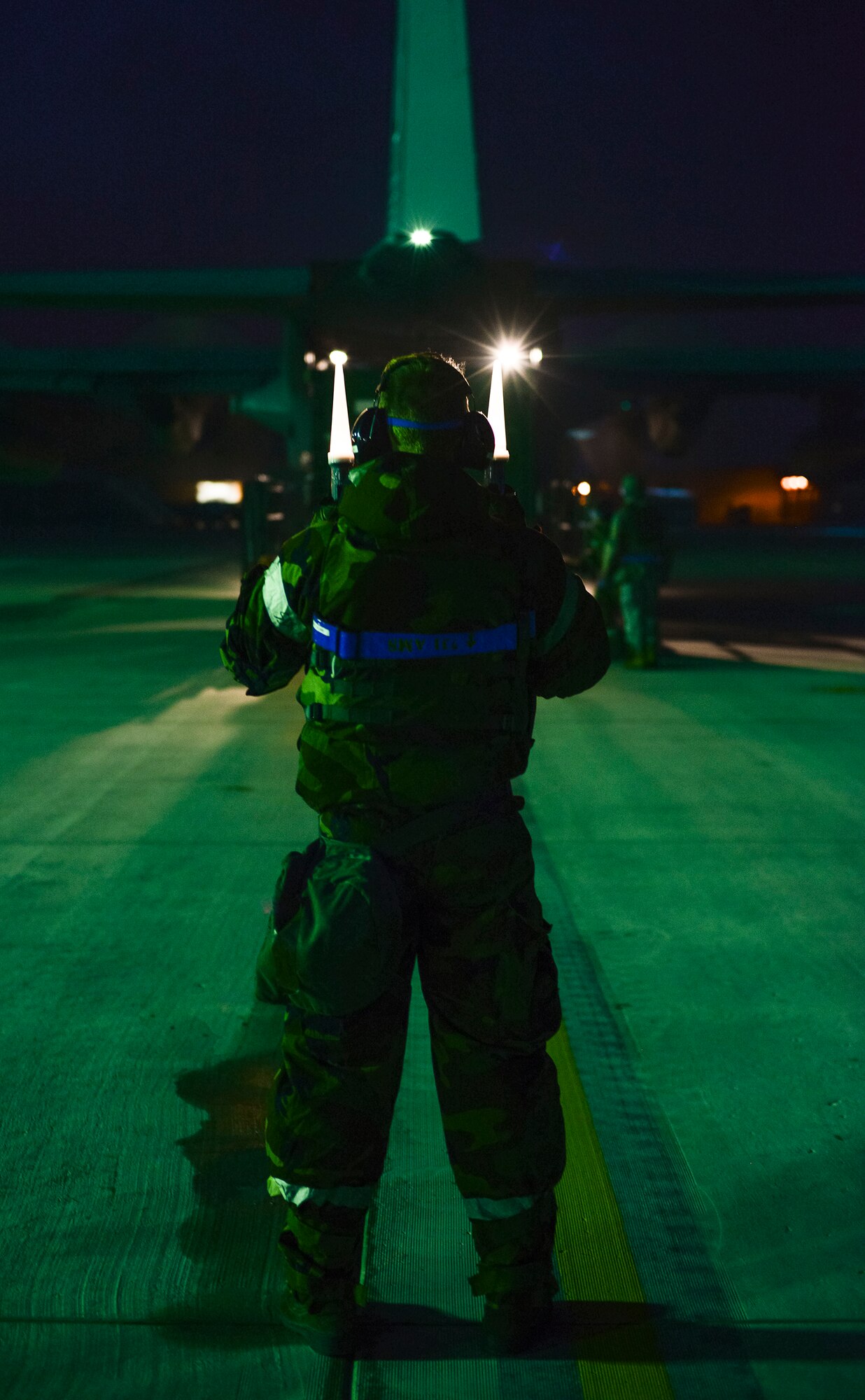A 731st Air Mobility Squadron Airman taxis a C-130 delivering cargo and personnel during operational readiness exercise Beverly Bulldog 15-1, Dec. 4, 2014, at Osan Air Base, Republic of Korea. Beverly Bulldog 15-1 is a peninsula-wide ORE designed to test American forces mission readiness in the event of an emergency or wartime environment. (U.S. Air Force photo by Staff Sgt. Jake Barreiro)









