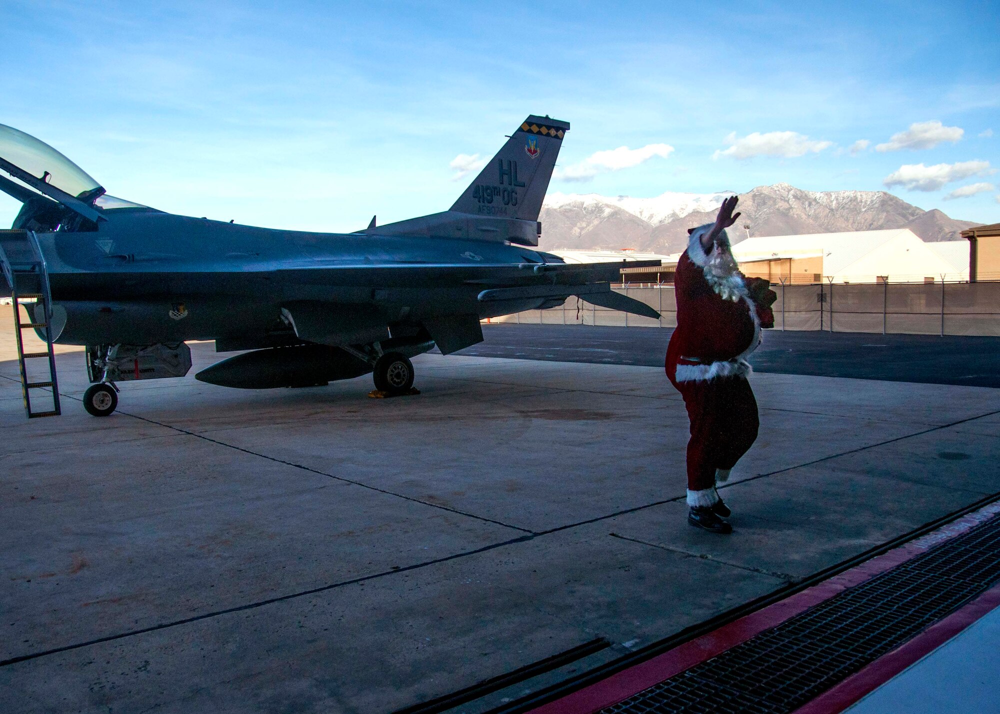 After climbing out of an F-16, Santa made his way to a maintenance hangar to pass out presents to about 200 boys and girls. (U.S. Air Force photo/Staff Sgt. Crystal Charriere)