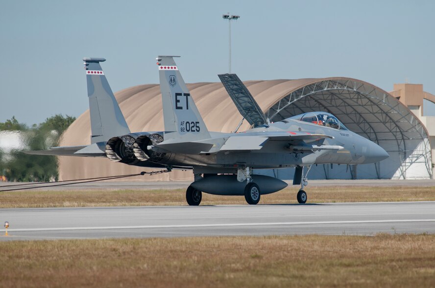 A 40th Flight Test Squadron F-15 Eagle slows down via a barrier engagement cable on Duke Field’s runway Oct 23.  The 40th FTS Airmen fly operational test missions in the F-16, F-15 and A-10. The 40th FTS is a squadron in the 96th Test Wing. (U.S. Air Force photo/Samuel King Jr.)