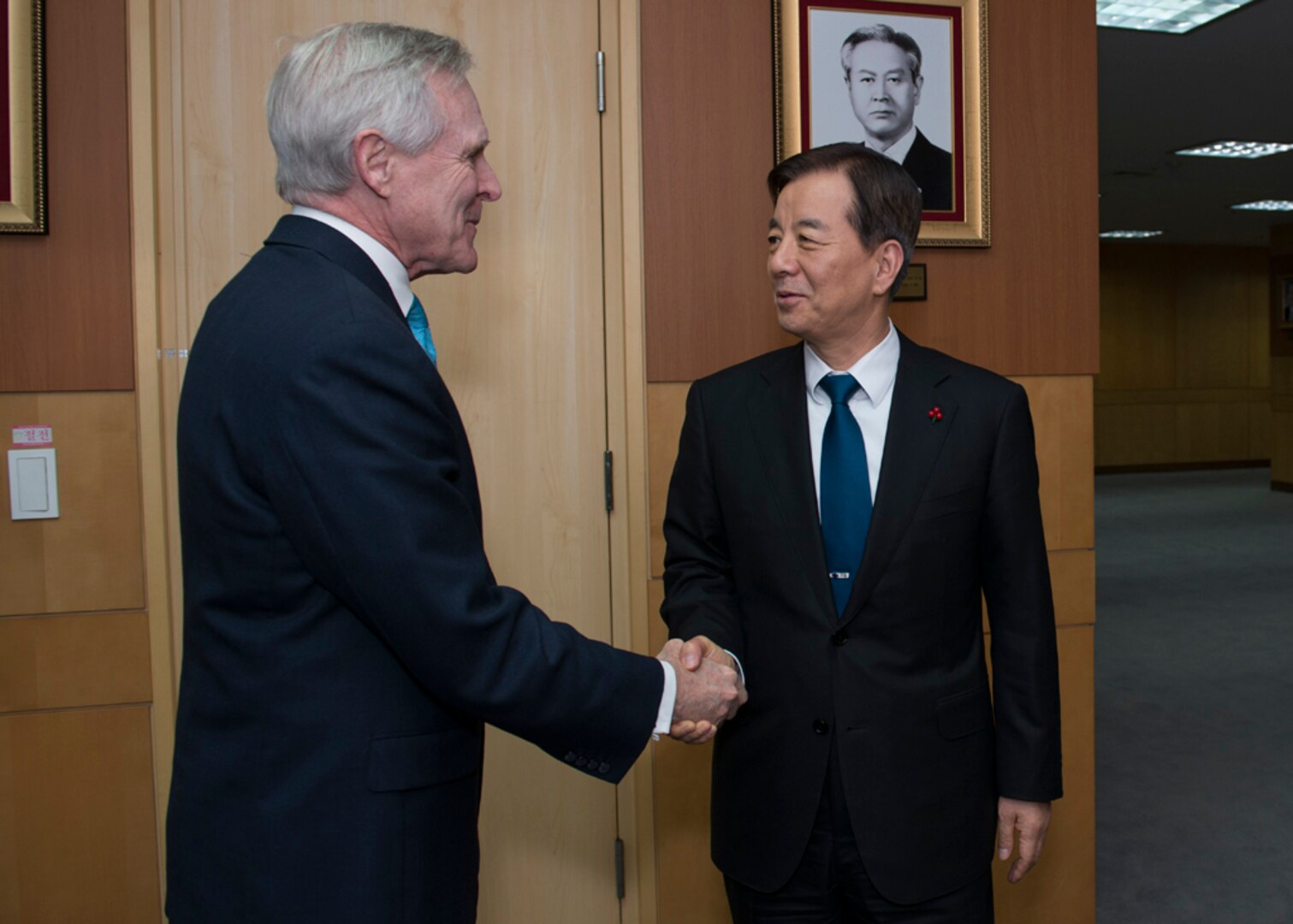 SEOUL, Republic of Korea (Dec. 8, 2014) - Secretary of the Navy (SECNAV) Ray Mabus meets with Republic of Korea Minister of Defense Kim Tae-young in Seoul. Mabus is in the region to discuss the ongoing partnership and cooperation between the U.S. and Republic of Korea navies. 141208-N-AC887-005