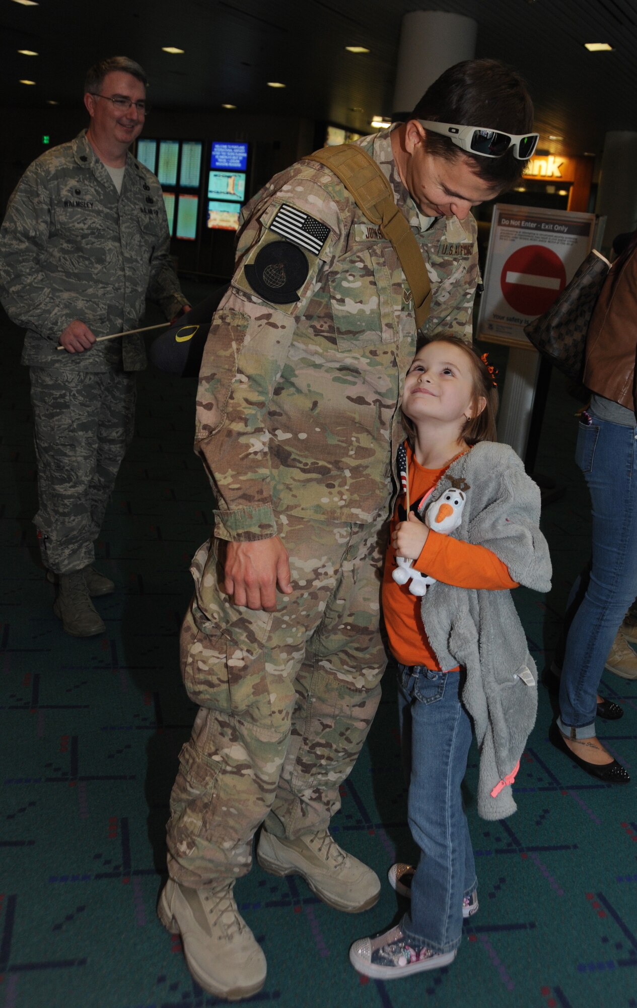 Staff Sgt. Jared Johnson, assigned to the 142nd Fighter Wing Security Forces Squadron is greeted by his daughter after returning home to Portland, Ore., from his OEF deployment, Oct. 31, 2014. (U.S. Air National Guard photo by Tech. Sgt. John Hughel, 142nd Fighter Wing Public Affairs/Released)