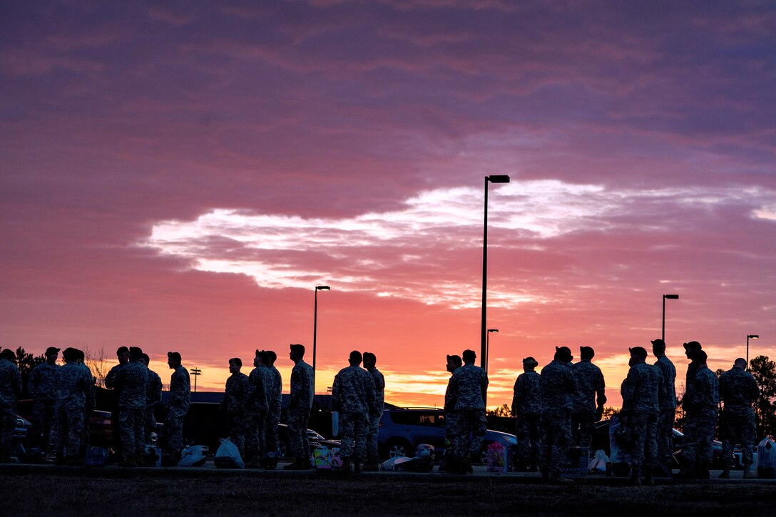 army-airborne-soldiers-wait-during-the-pre-dawn-hours-to-donate-their