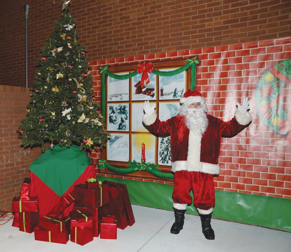 Santa engages parents and children in a countdown to the Christmas Tree Lighting at Marine Corps Logistics Base Albany, Dec. 9. The annual ceremony was sponsored by the base's Marine Corps Exchange.