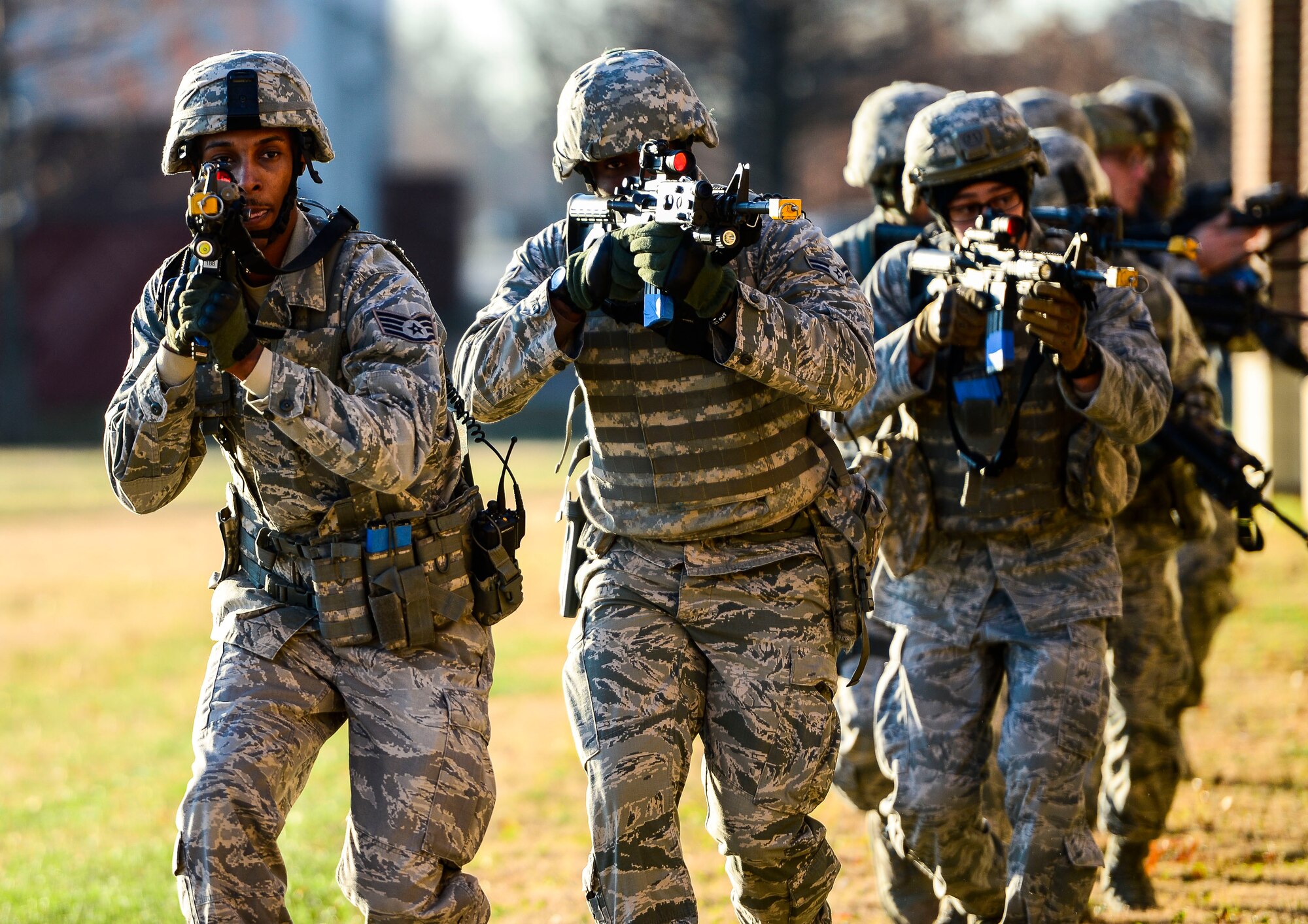 A U.S. Air Force fire team assigned to the 633rd Security Forces Squadron responds to an active shooter during an exercise at Langley Air Force Base, Va., Dec. 11, 2014. The exercise tested first responders’ ability to neutralize a threat and clear the scene for medical personnel. (U.S. Air Force photo by Senior Airman Kayla Newman/Released)