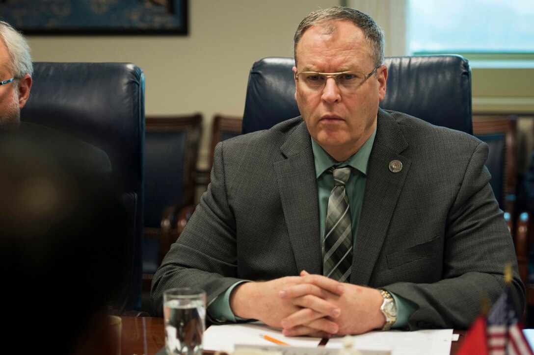 U.S. Deputy Defense Secretary Bob Work meets with Indonesian Armed Forces Chief Gen. Moeldoko, left foreground, at the Pentagon, Dec. 16, 2014.