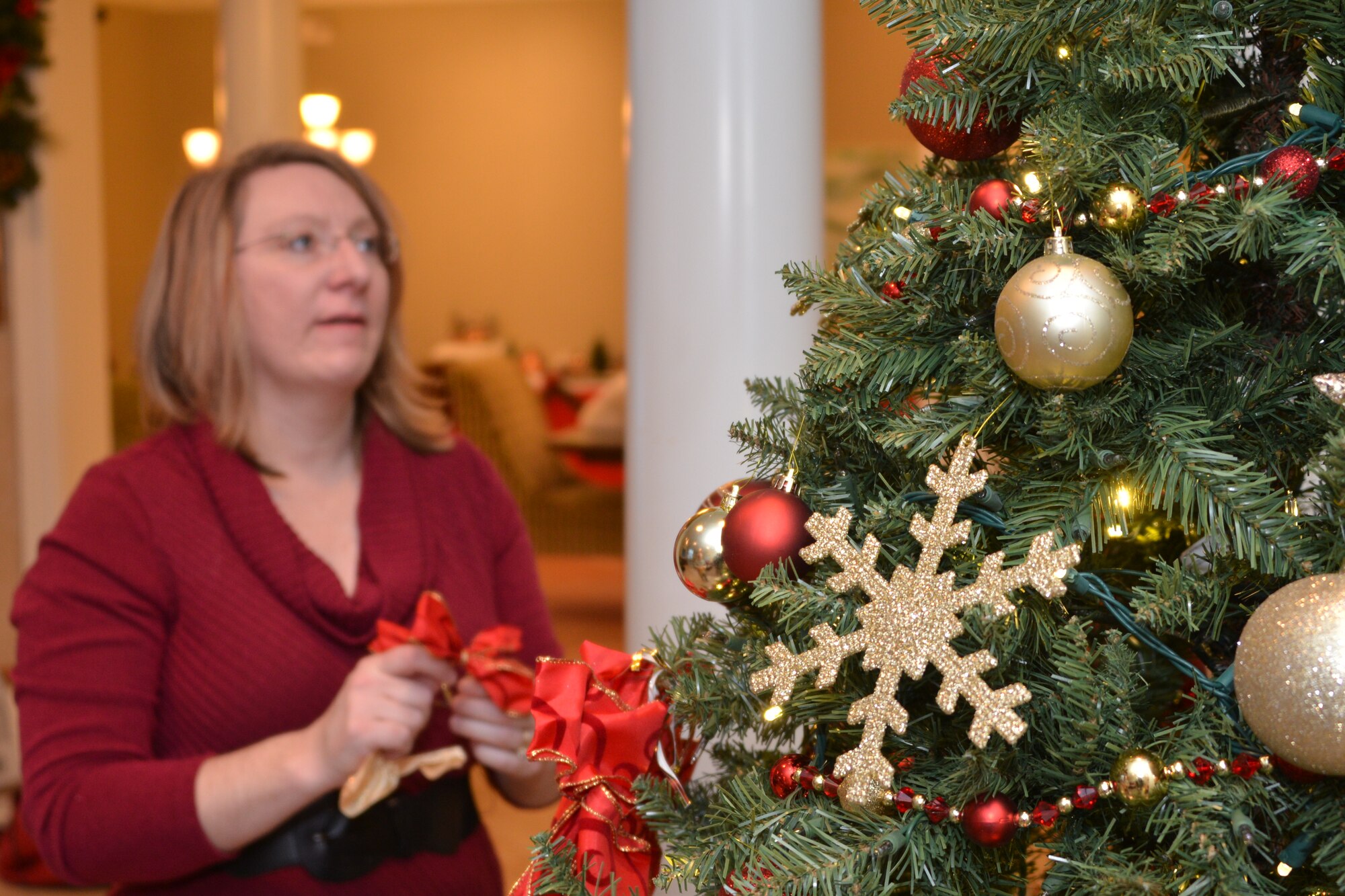 Angela Earle , a member of the 302nd Fighter Squadron, led a group of Airmen from the 477th OSF and the 302nd FS in decorating for the upcoming holidays at the Alaska Fisher House here on Joint Base Elmendorf-Richardson, Alaska. The Fisher House serves patients and families from all branches of the military receiving active medical treatment at the base hospital or local area hospitals (U.S. Air Force Photo/Tech. Sgt. Dana Rosso)