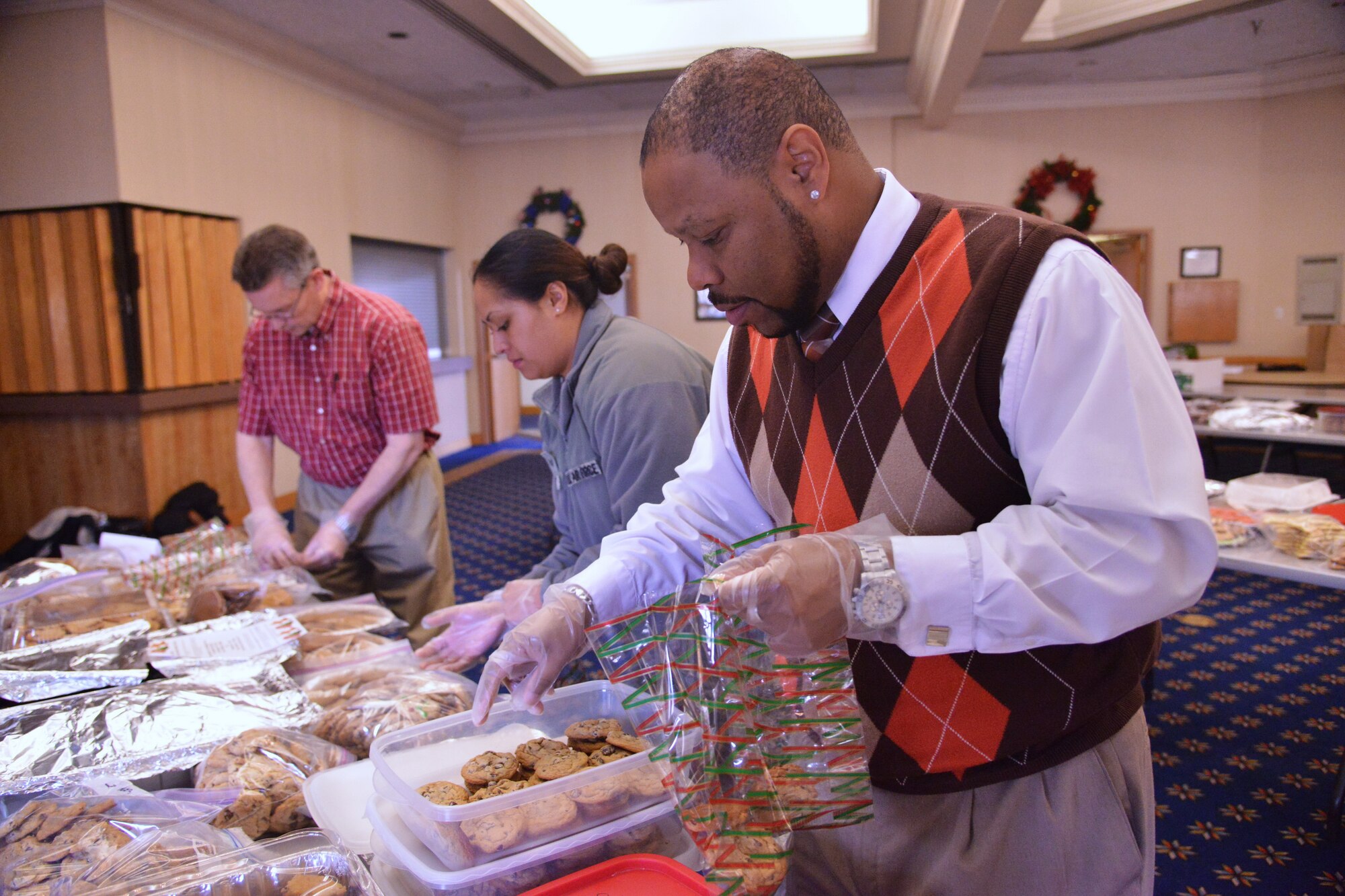 Albert Frisbey of the 377th Logistics Readiness Squadron joins a group of volun-
teers to put together holiday cookie packages for Airmen in the dorms. Members of the Kirtland community contributed about 9,700 cookies. (Photo by Todd Berenger)