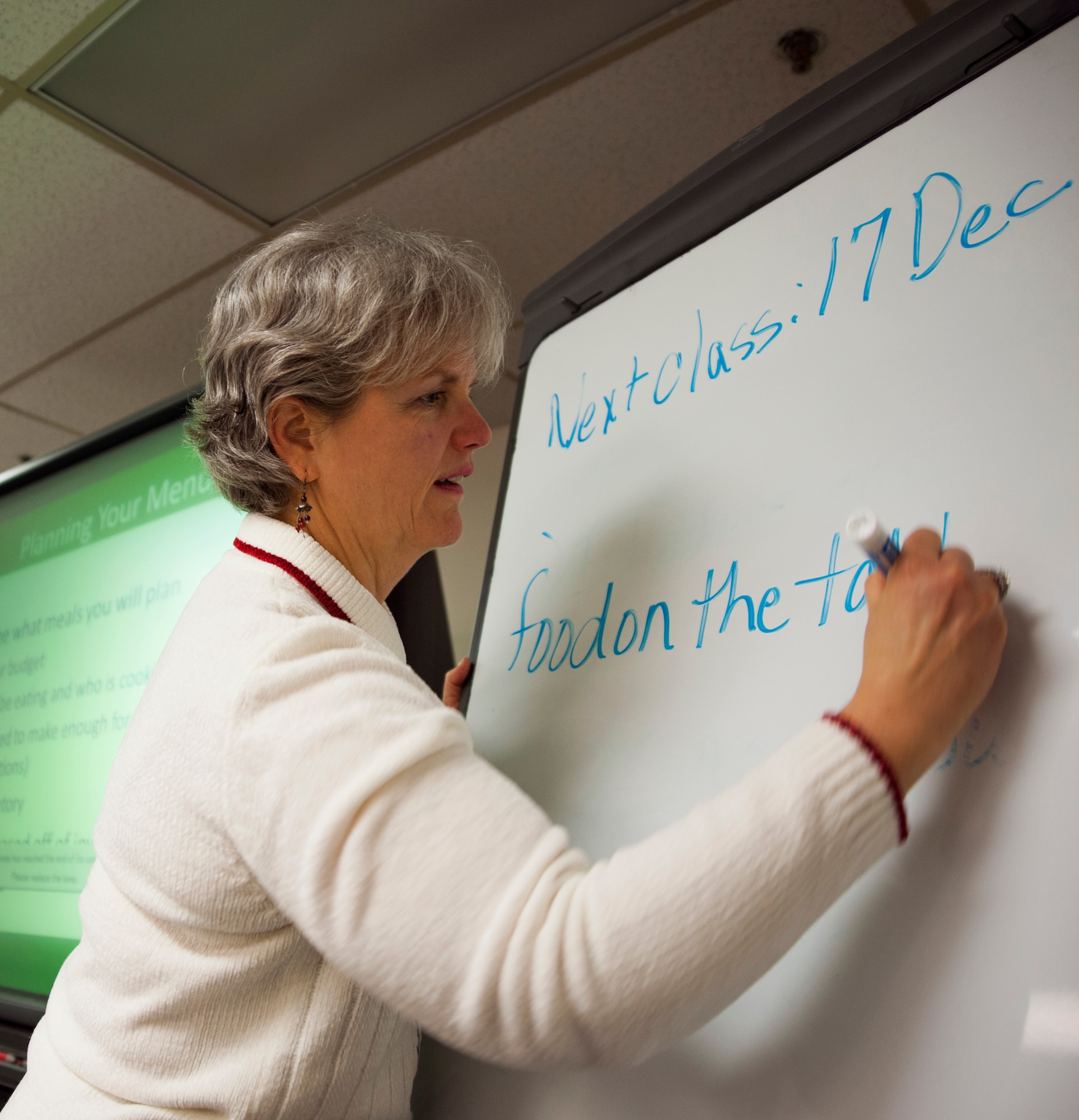Lisa Schuette, 673d Aerospace Medical Squadron health educator and registered dietician, instructs a Better Body, Better Life class on Joint Base Elmendorf-Richardson, Alaska, Dec. 10, 2014. The BBBL program is an Air Force weight-management program designed to help individuals who are looking to lose and maintain their weight and live a healthy lifestyle. (U.S. Air Force photo/Airman 1st Class Tammie Ramsouer)