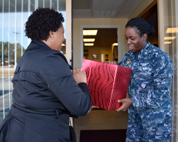 Angela Cottman, Fleet and Family Support Center work life consultant,
delivers a box of holiday cookies for single service members to the Naval
Consolidated Brig staff, Dec. 17, 2014, as part of Operation Cookie Caper on Joint Base Charleston, S.C. (U.S. Air Force photo/Jessica Donnelly)

