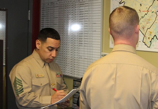 Lorain Ohio Native Wins 4mcd Recruiter Instructor Of The Year Award 4th Marine Corps District News Article Display