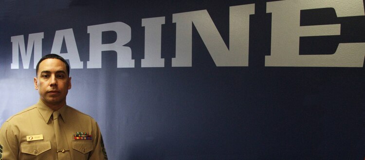 Lorain Ohio Native Wins 4mcd Recruiter Instructor Of The Year Award 4th Marine Corps District News Article Display