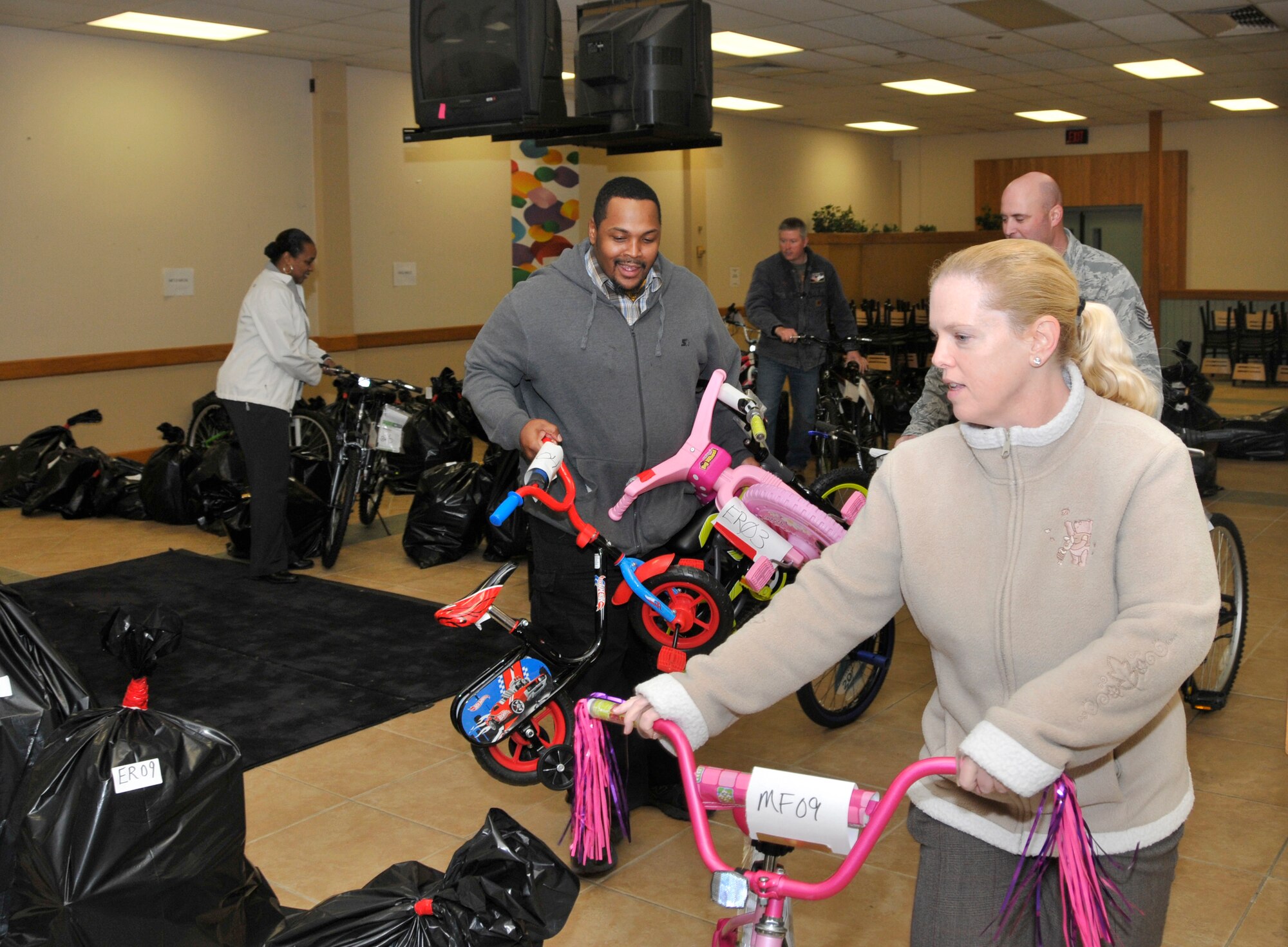 Carrie Barham (right, front), an ATA Employee and Community Activities Committee (E&CAC) AEDC Angel Tree Committee member, prepares to load bicycles donated for the AEDC Angel Tree program at the Complex on Dec. 10. She is accompanied by (left-right) Kim Vanzant, an ATA E&CAC AEDC Angel Tree committee member; Art Walker, an AEDC volunteer; Ben Fletcher, with the South Central Relative Caregiver Program; and Tech. Sgt. Kristopher Boal, an AEDC volunteer. (Photo by Jacqueline Cowan)