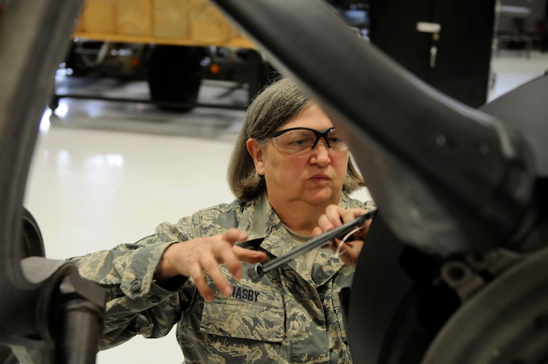 Retiring Airman Recalls Three Decades Of Changes As A Female Aircraft Mechanic &Gt; 123Rd Airlift ...