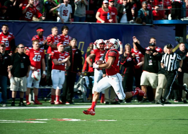 Utah running back Devontae Booker sprints toward the end zone during the Las Vegas Bowl Dec. 20, 2014. Booker ran the ball 26 times for 162 yards and a touchdown during Utah’s 45-10 victory over Colorado State. (U.S. Air Force photo by Staff Sgt. Siuta B. Ika)