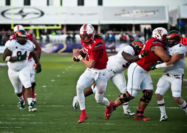 Utah quarterback Travis Wilson runs toward the end zone after breaking a tackle during the Las Vegas Bowl Dec. 20, 2014. Wilson ran rampant over the Colorado State defense for four total touchdowns in Utah’s 45-10 victory over Colorado State. (U.S. Air Force photo by Staff Sgt. Siuta B. Ika)