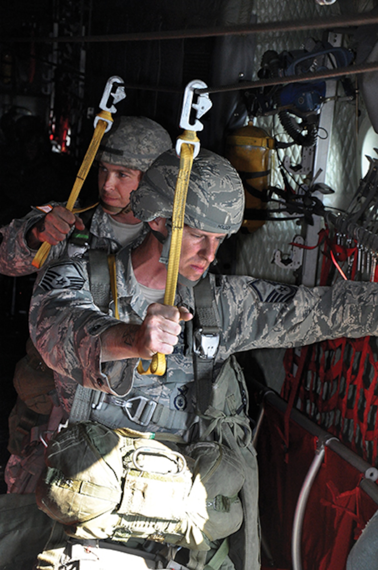 Look out below! Airlift wing supports airborne school > 908th