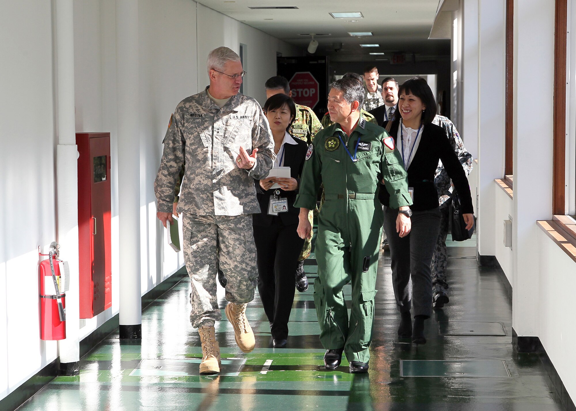 Gen. Shigeru Iwasaki (right), chief of staff of the Joint Staff Council of the Japan Self-Defense Forces, talks with Maj. Gen. James C. Boozer Sr. (left), commander of U.S. Army Japan and I Corps (Forward), Jan. 29, during his visit to Camp Zama as part of the Keen Edge 2014 exercise. (U.S. Army photo by Kiyoshi Tokeshi, U.S. Army Garrison Japan Visual Information Division)