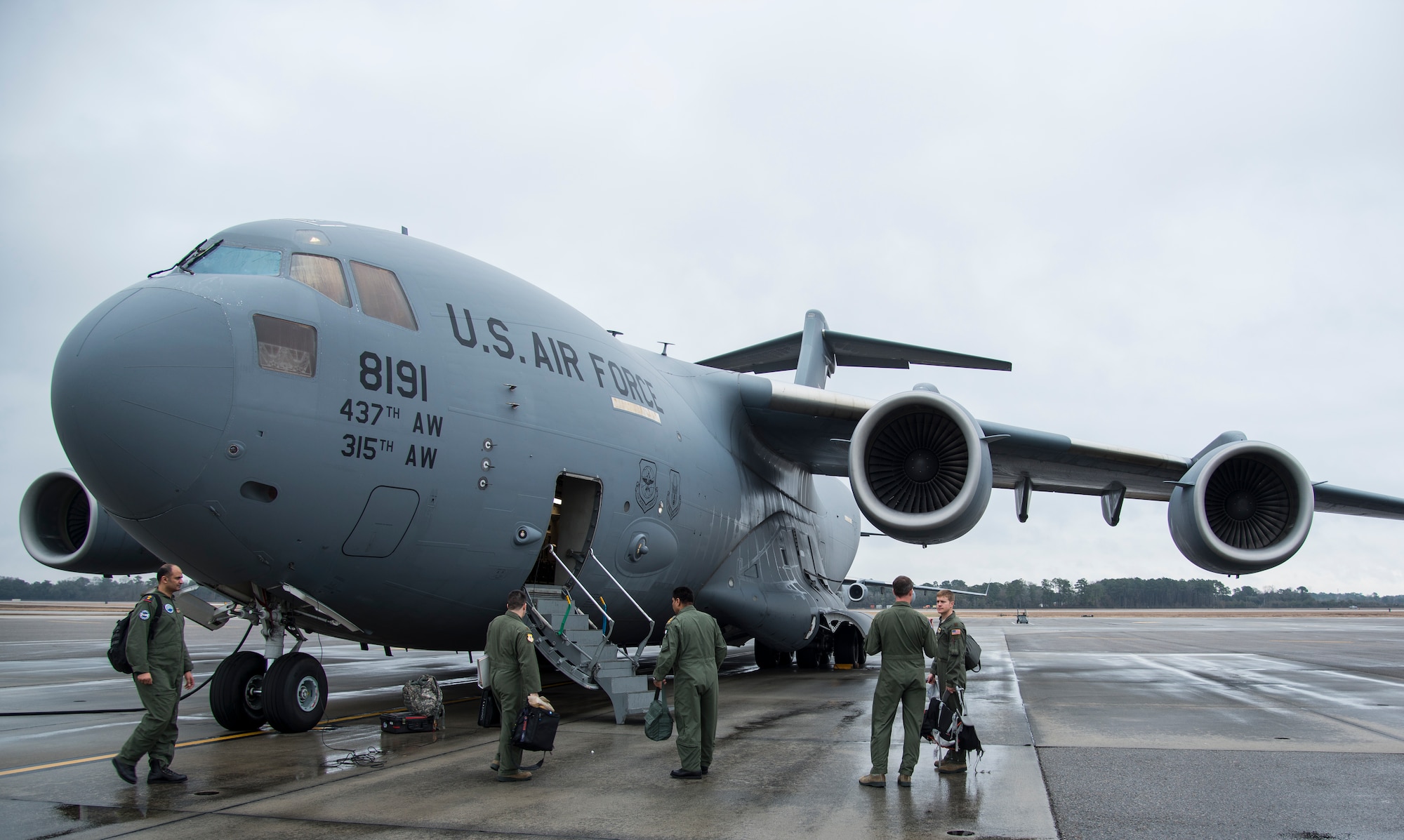Both the Kuwait and American flight crews prepare to board a C-17 Globemaster III Feb. 5, 2014, on the flight line at Joint Base Charleston – Air Base, S.C. The Kuwait Air Force recently purchased a second C-17 and 17th AS Airmen were to familiarize the Kuwait flight crew on the operations and maintenance of the C-17. (U.S. Air Force photo/ Airman 1st Class Clayton Cupit)