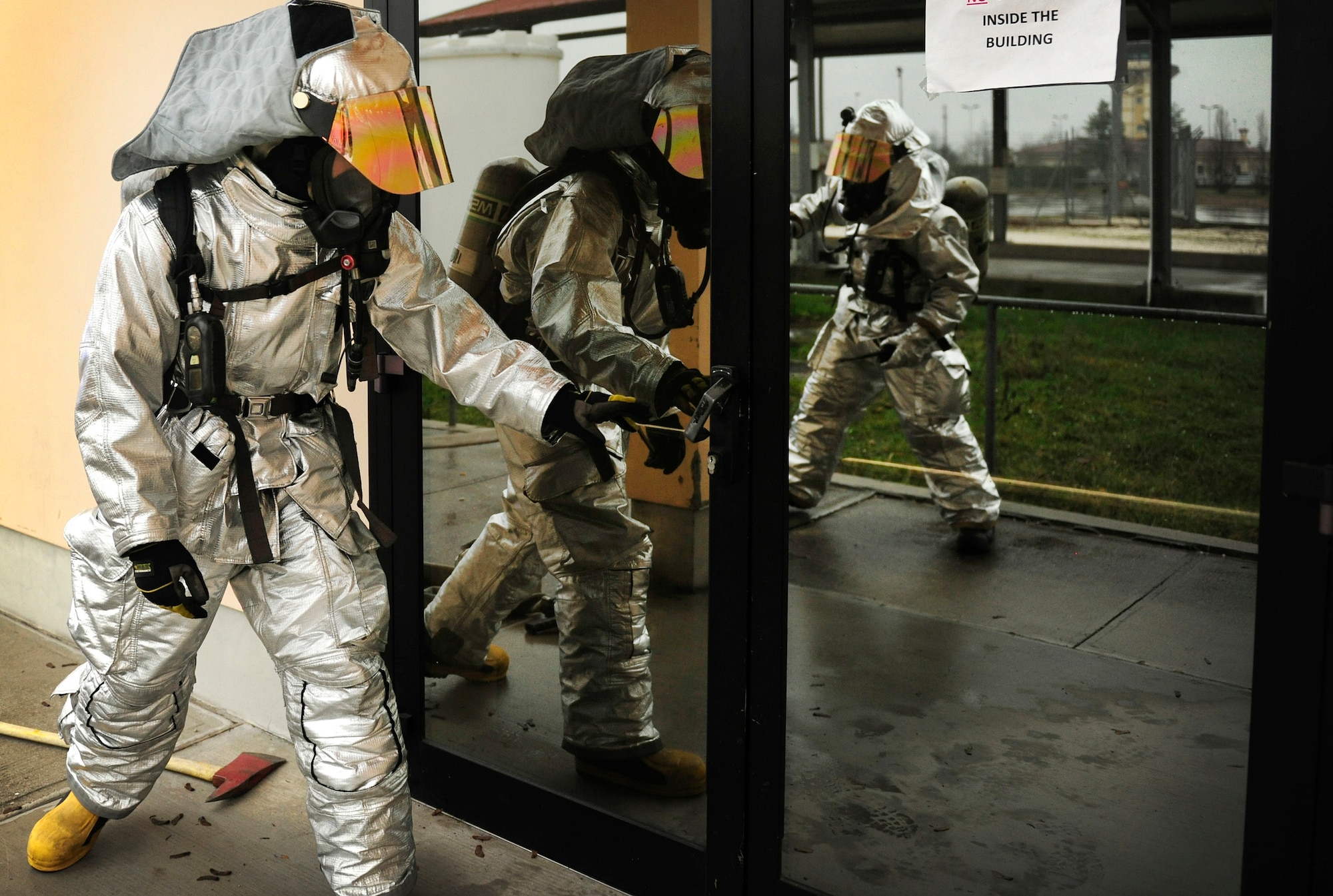 Firefighters from the 31st Civil Engineer Squadron, respond to a simulated fire, Feb. 5, 2014, at Aviano Air Base, Italy. The fire was part of a wing inspection scenario which tested fire and medical services’ abilities to respond to an emergency situation.
(U.S. Air Force photo/ Staff Sgt. Evelyn Chavez)