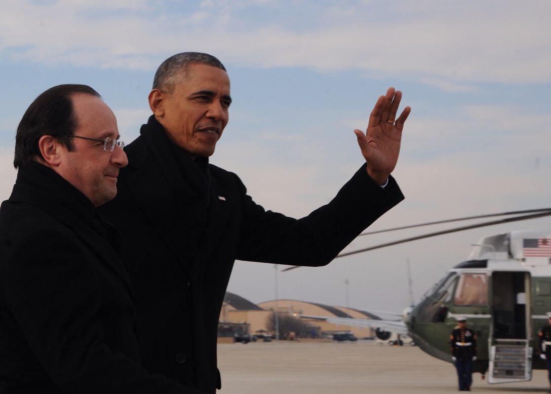 French President François Hollande, left, walks with President Barack Obama before boarding a flight at Joint Base Andrews, Feb. 10, 2014. The presidents were on their way to Monticello, Va. (U.S.Air Force photo/Airman 1st Class Aaron Stout)