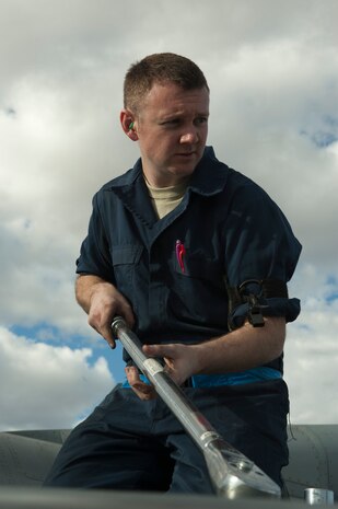 U.S. Air Force Staff Sgt. Jaymes Russell, 57th Aircraft Maintenance Squadron Viper Aircraft Maintenance Unit crew chief, adjusts a torque wrench prior to tightening a new fuel tank onto an F-16 Fighting Falcon on the flightline Feb. 10, 2014, at Nellis Air Force Base, Nev. A torque wrench is used to control the tightness of a bolt to ensure the ideal pressure is being used. (U.S. Air Force photo by Airman 1st Class Timothy Young)