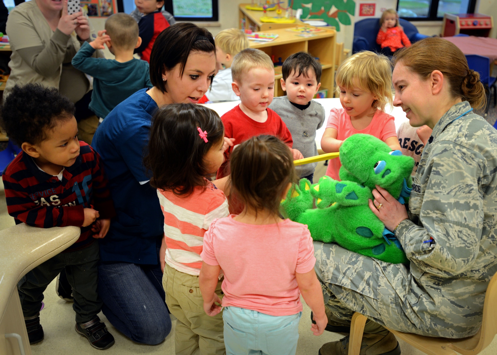 Dentists promote healthy habits at early ages > Aviano Air Base > Display