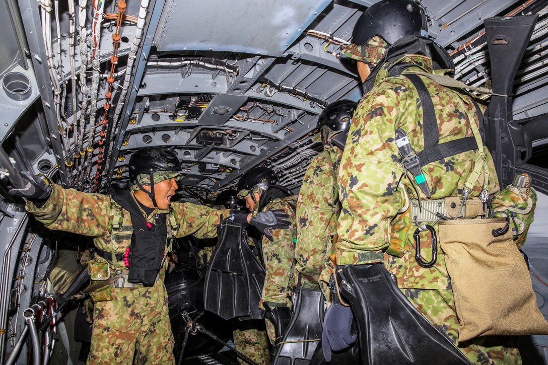 A soldier from the Japan Ground Self-Defense Force gives the command to begin exiting the CH-46E Sea Knight while conducting helocast training with 1st Reconnaissance Battalion, 1st Marine Division, during Exercise Iron Fist 2014 aboard Camp Pendleton, Calif., Feb. 15, 2014. Iron Fist is an amphibious exercise that brings together Marines and sailors from the 15th Marine Expeditionary Unit, other I Marine Expeditionary Force units, and soldiers from the JGSDF, to promote military interoperability and hone individual and small-unit skills through challenging, complex and realistic training. (U.S. Marine Corps photo by Cpl. Emmanuel Ramos/Released)