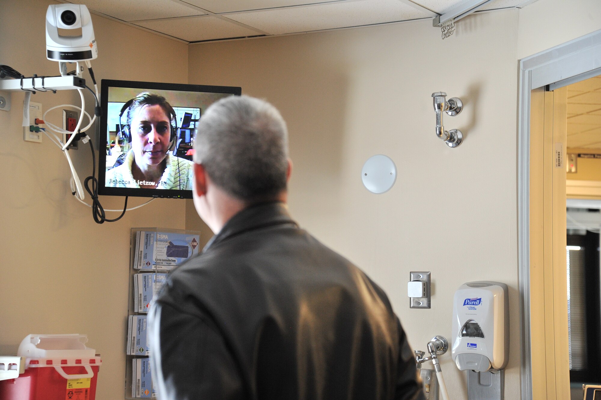 Minnesota Veterans Affairs Hospital based Rebecca Lietow demonstrates to Col. Brian Newberry, the  92nd Air Refueling Wing commander, how a program named iCare assists in monitoring patients through an Internet-optimized Electronic Health Record platform at the Spokane Veterans Affairs Medical Center facilities in Spokane, Wash., Feb. 14, 2014. The Spokane VAMC is dedicated to providing quality health care services to veterans. In carrying out this mission, the VAMC focuses on providing primary and secondary care, with emphasis on preventive health and chronic disease management. Sharing agreements exist with the 92nd Medical Group at Fairchild AFB, Indian Health Services for Native Americans, and the Idaho and Washington State Departments of Veterans Affairs for the care of state home residents in Lewiston, Idaho, and Spokane. (U.S. Air Force photo by Staff Sgt. Alexandre Montes/Released) 