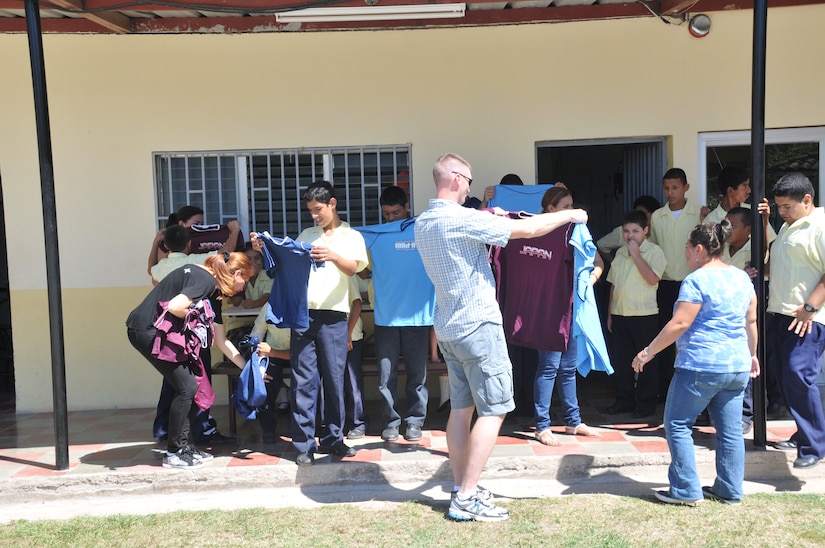 Members of Joint Task Force-Bravo’s Joint Security Forces paid a visit to local organization “Casa Ayuda”, Feb. 20, 2014, to share some joy with the kids there. The service members also brought gifts such as shoes, toys and clothes; as well as much needed school supplies. 
(Photos by Ana Fonseca) 