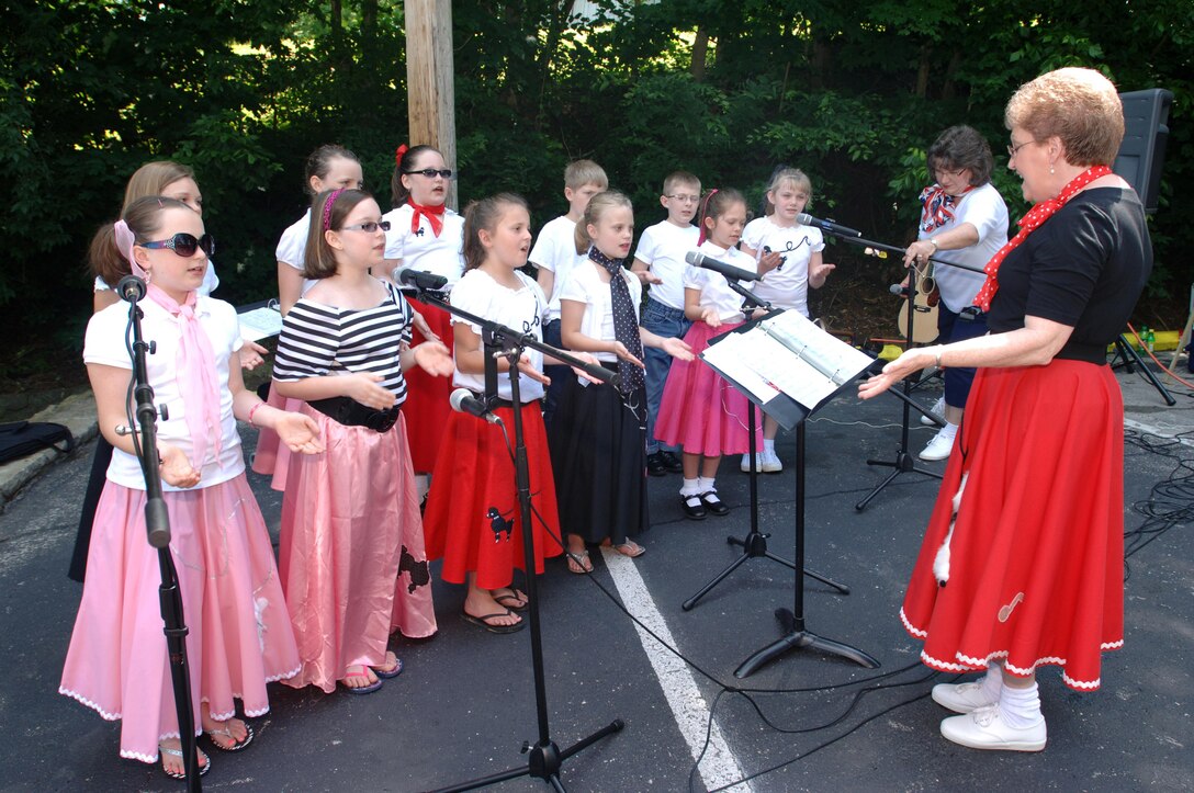 Anita Peters directs the Bell Tones, a chorus group from Bell Elementary School in Monticello, Ky. They sang patriotic and secular songs during the festival to honor veterans on Memorial Day weekend.