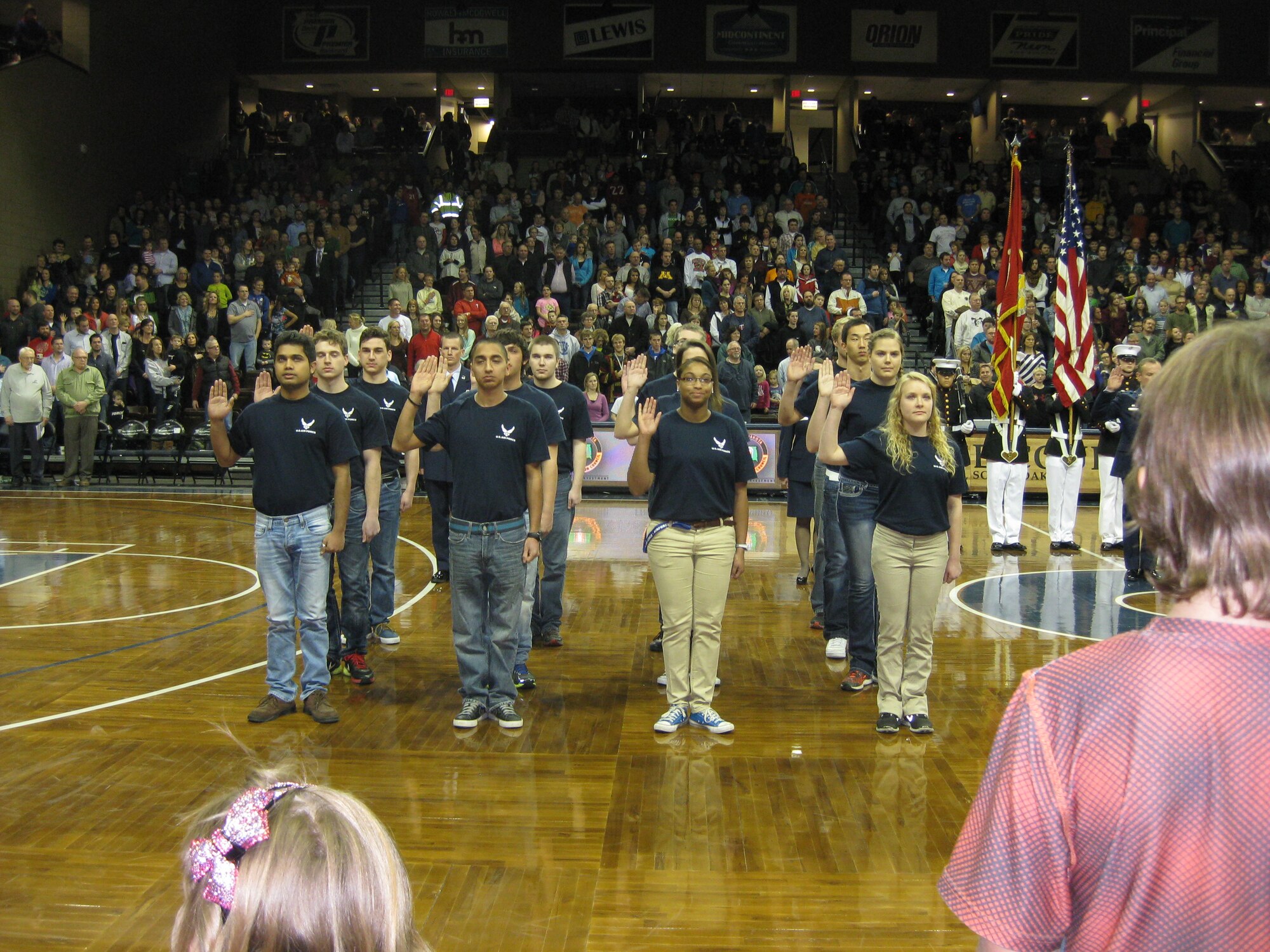 Thirty Air Force Delayed Entry Program members take the oath of enlistment during half-time at a Sioux Falls Skyforce basketball game in Sioux Falls, S.D., Jan. 17.  The ceremony was led by Lt. Col. William Pleasants, Air Force ROTC Detachment 780 commander (not shown). The Skyforce hosted a military appreciation night that attracted 3,393 fans as the Skyforce defeated the Delaware 87ers, 100-93. (U.S. Air Force photo/Airman 1st Class Lane Rabern)

