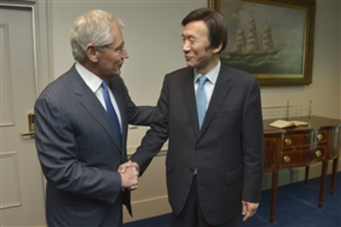 U.S. Defense Secretary Chuck Hagel welcomes South Korean Foreign Minister Yun Byung-se to the Pentagon, Jan. 6, 2014. Both leaders met to discuss mutual interests including rebalance in the Asia-Pacific region.