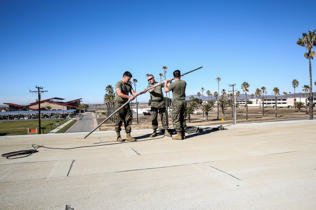 Marines with the 15th Marine Expeditionary Unit assemble a radio antenna during a communications exercise aboard Camp Pendleton, Calif., Jan. 6, 2014. The exercise is designed to prepare 15th MEU Marines for Exercise Iron Fist. (U.S. Marine Corps photo by Cpl. Emmanuel Ramos/Released)