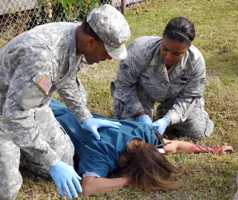 Members of Joint Task Force-Bravo practice caring for a casualty during a combat lifesaver (CLS) course at Soto Cano Air Base, Honduras, Jan. 9, 2014.  More than 46 members of the Task Force completed the course, which was taught by Joint Task Force-Bravo's Medical Element (MEDEL.)  The combat lifesaver course teaches Soldiers and Airmen how to care for casualties in several circumstances, including care while under fire and tactical field care. (Photo by U.S. Army Sgt. Courtney Kreft) 