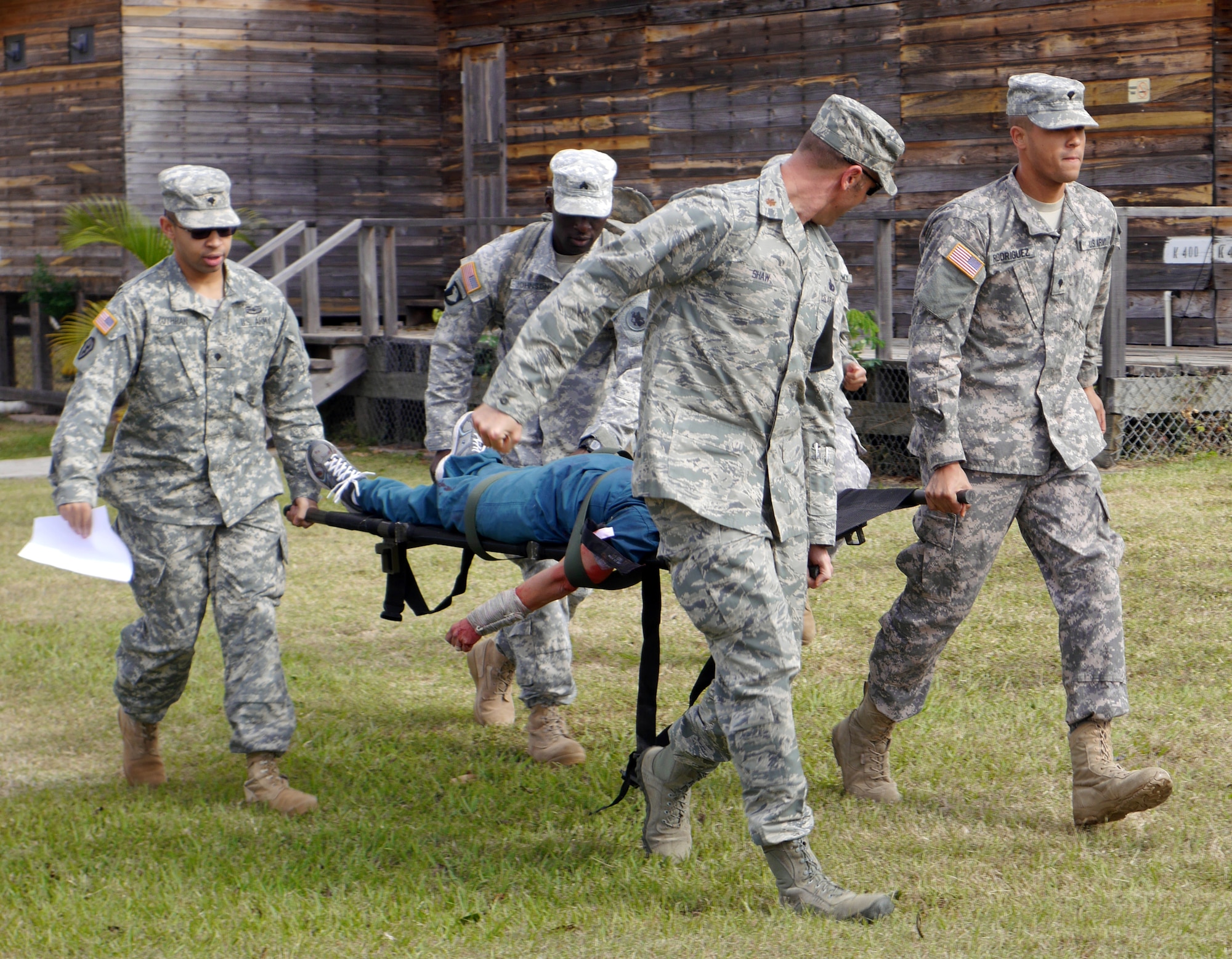 Members of Joint Task Force-Bravo practice caring for a casualty during a combat lifesaver (CLS) course at Soto Cano Air Base, Honduras, Jan. 9, 2014.  More than 46 members of the Task Force completed the course, which was taught by Joint Task Force-Bravo's Medical Element (MEDEL.)  The combat lifesaver course teaches Soldiers and Airmen how to care for casualties in several circumstances, including care while under fire and tactical field care. (Photo by U.S. Army Sgt. Courtney Kreft) 