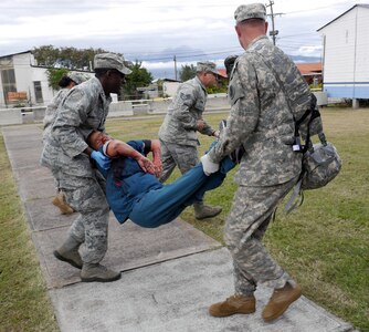 Members of Joint Task Force-Bravo practice caring for a casualty during a combat lifesaver (CLS) course at Soto Cano Air Base, Honduras, Jan. 9, 2014.  More than 46 members of the Task Force completed the course, which was taught by Joint Task Force-Bravo's Medical Element (MEDEL.)  The combat lifesaver course teaches Soldiers and Airmen how to care for casualties in several circumstances, including care while under fire and tactical field care. (Photo by U.S. Army Sgt. Courtney Kreft) 