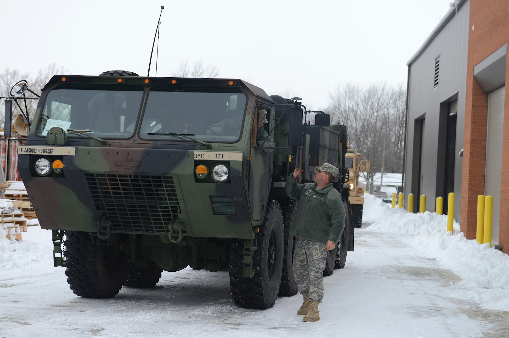 Staff Sgt. Brian Jackson of Troy, Ill., discusses the movement plan with Spc. Joseph Spicer of Belleville, Ill., both mechanics with the 3637th Maintenance Company in Springfield, Ill.
