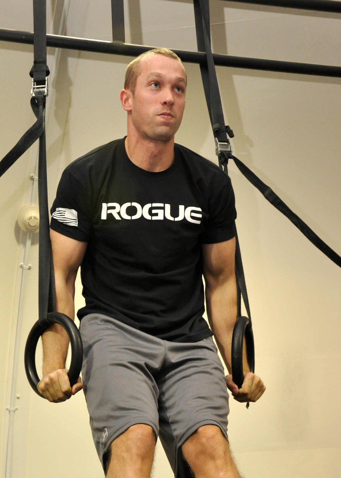 Army 1st Lt. Caleb Martin, 1-62 Air Defense Artillery Battalion intelligence officer, performs a muscle up following the CrossFit class he instructed at the tactical fitness facility at an undisclosed location in Southwest Asia, Jan. 3, 2014. (U.S. Air Force photo by Maj. Khalid Cannon/Released)