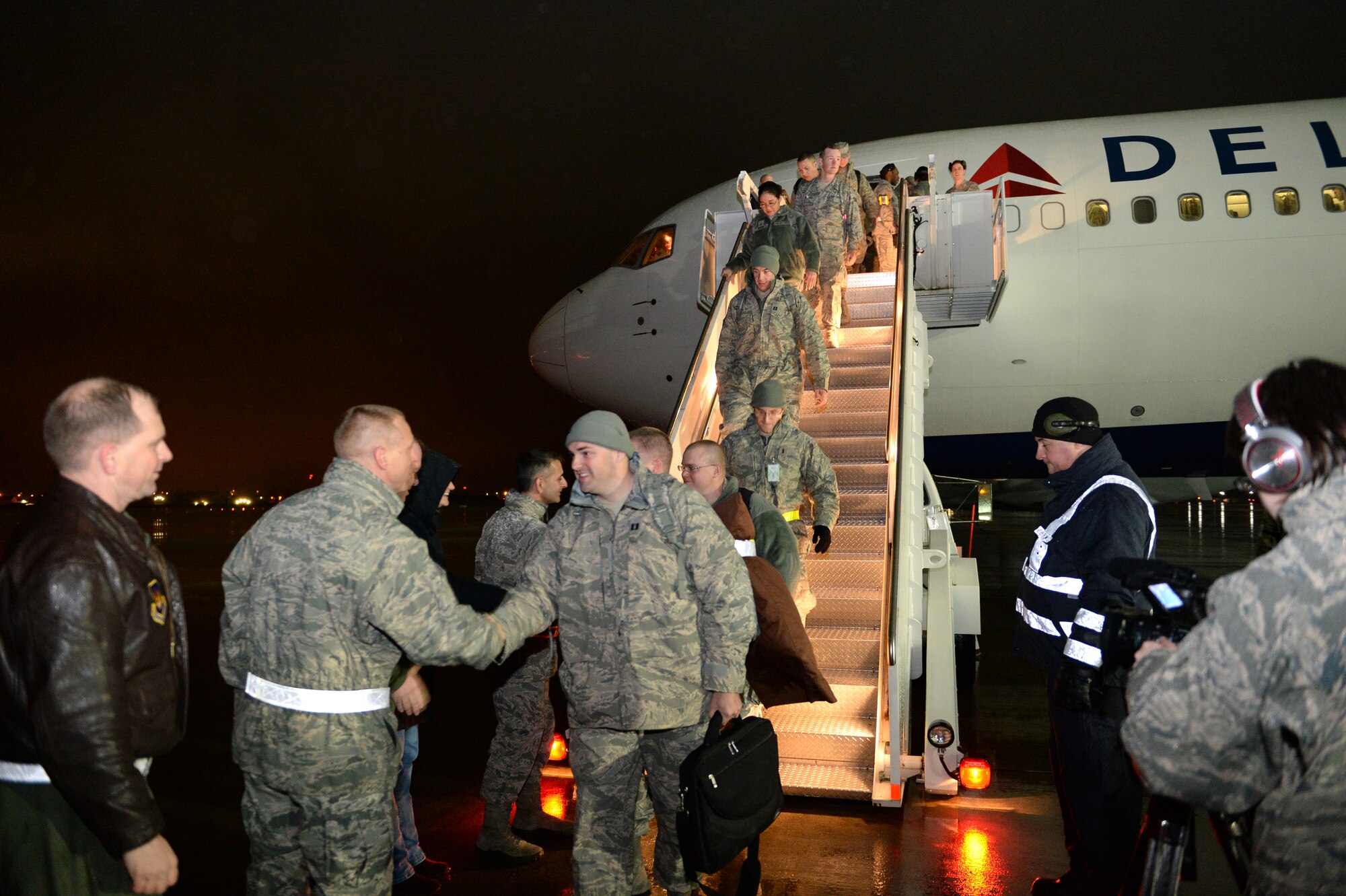SPANGDAHLEM AIR BASE, Germany – 52nd Fighter Wing leadership greets 606th Air Control Squadron Airmen as they return from a deployment to Southwest Asia Jan. 15, 2014. The 606th ACS is a self-sustaining squadron consisting of maintenance, supply and approximately 19 other specialties. (U.S. Air Force photo by Senior Airman Alexis Siekert/Released)