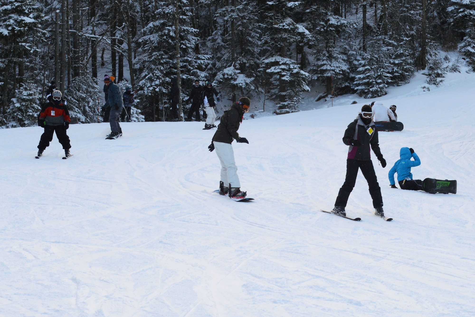 Skiers and snowboarders make their way down the trails at Snowshoe Mountain Ski Resort in Snowshoe, W.Va., Jan. 18, 2014. Single Airmen Initiative and RecOn hosted its third annual “Ski trip to Snowshoe Mountain,” where participants enjoyed skiing, snowboarding, snow tubing, off-road snowmobiling and resort restaurants. (U.S. Air Force photo by Airman 1st Class Victoria H. Taylor/Released)