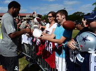 Washington Redskins Running Back Alfred Morris signs autographs after an Official National Football League Pro Bowl Practice on Earhart Field at Joint Base Pearl Harbor-Hickam, Hawaii, Jan. 23, 2014. The players were at JBPHH to practice for the Pro Bowl football game at Aloha Stadium in Honolulu, Hawaii, Jan. 26. Joint Base community members, many wearing their favorite NFL gear, lined the field sidelines to get a glimpse of their favorite player(s). (U.S. Air Force photo/Staff Sgt. Alexander Martinez)