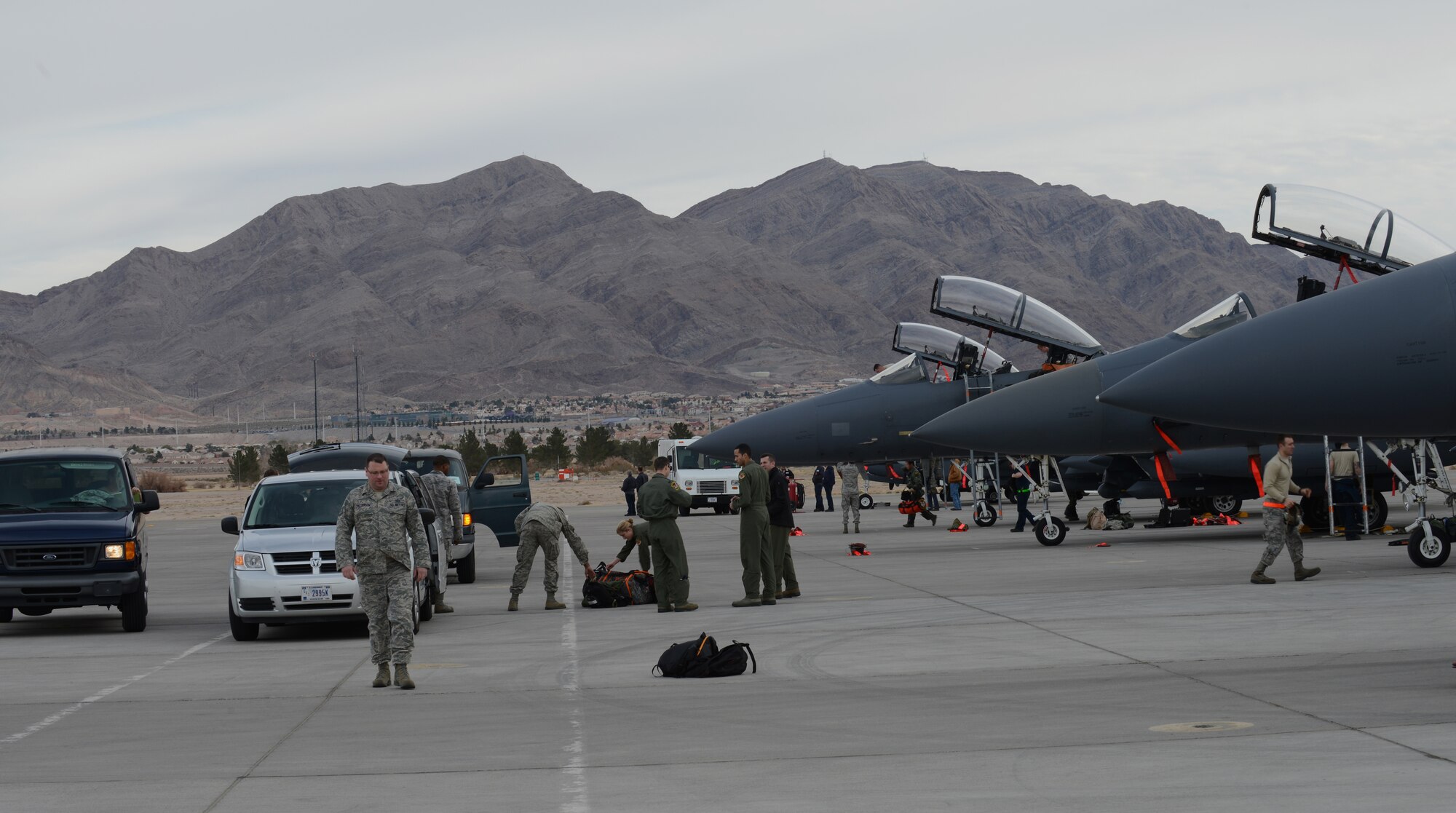 Member of the 366th Fighter Wing unload luggage and personal items into vans Jan. 23, 2013, at Nellis Air Force Base, Nev. The Airmen are stationed at Mountain Home Air Force Base, Idaho, and will spend the next few weeks training while participating in the combat exercise Red Flag 14-1. (U.S. Air Force photo by Senior Airman Benjamin Sutton/Released)