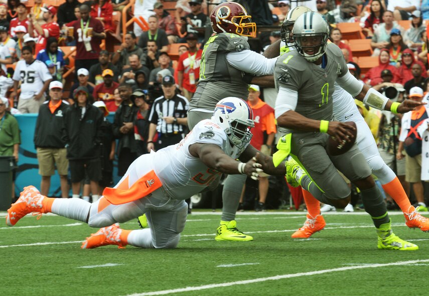 Carolina Panther’s Cam Newton escapes being sacked during the 2014 Pro Bowl at Aloha Stadium in Honolulu, Hawaii, Jan. 26, 2014. The Pro Bowl featured the National Football League’s top players from the 2013-2014 season. Team Rice escaped the game with a win over Team Sanders after Carolina Panther’s Mike Tolbert ran in the game-winning two-point conversion with seconds left in the game. (U.S. Air Force photo/Staff Sgt. Alexander Martinez)