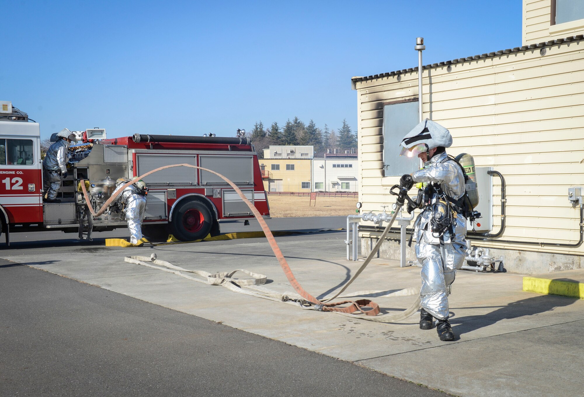 Staff Sgt. Aaron Theriault, 374th Civil Engineer Squadron crew chief,
advances a hose line for a structural fire burn training exercise at Yokota
Air Base, Japan, Jan. 23, 2014. Firefighters practice expedient deployment
of hose lines to allow for quick fire response. (U.S. Air Force photo by
Airman 1st Class Meagan Schutter/Released)